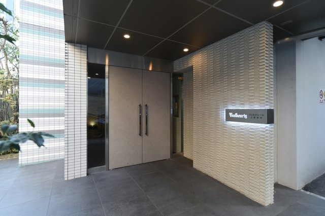フェルクルール上野駅前のエントランス|落ち着いたエントランスです