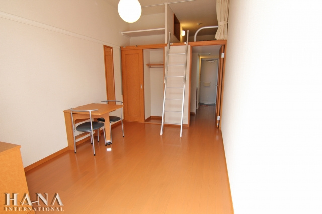 ワールド中和倉の居間・リビング