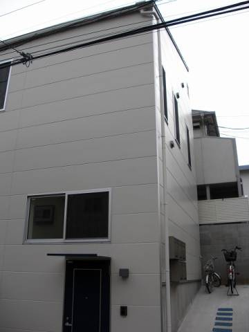 セレーノのエントランス|モノトーンでオシャレな外観