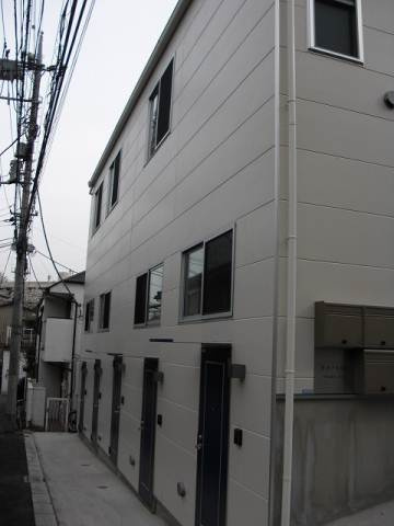 セレーノのエントランス|２階建てのアパートです★