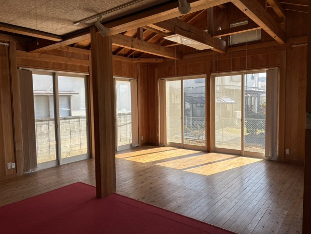 リフォームプランあり・平成4年改修1LDK～松本市筑摩2丁目～の居間・リビング|掃き出し窓から陽光が入り、太い梁や柱が露出したデザインです