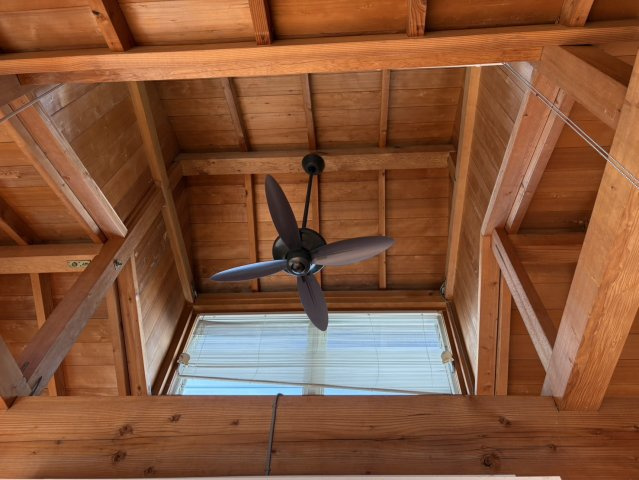 リフォームプランあり・平成4年改修1LDK～松本市筑摩2丁目～の冷暖房・空調設備|高い天井に、空気を循環させるシーリングファンを備えています