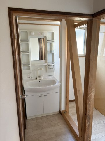 リフォームプランあり・平成4年改修1LDK～松本市筑摩2丁目～の独立洗面台|シャワーヘッド付きの洗面化粧台で、大型の一面鏡を備えています