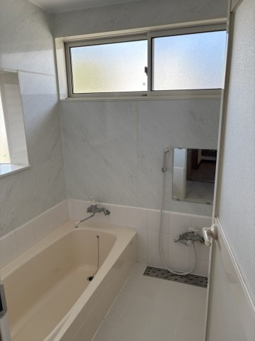 リフォームプランあり・平成4年改修1LDK～松本市筑摩2丁目～の浴室|換気用の窓がある浴室で、床と腰壁はタイル貼り仕様です
