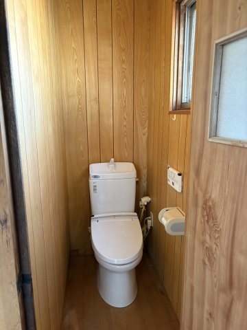 リフォームプランあり・平成4年改修1LDK～松本市筑摩2丁目～のトイレ|温水洗浄便座を採用し、壁面には木材を使用した内装です