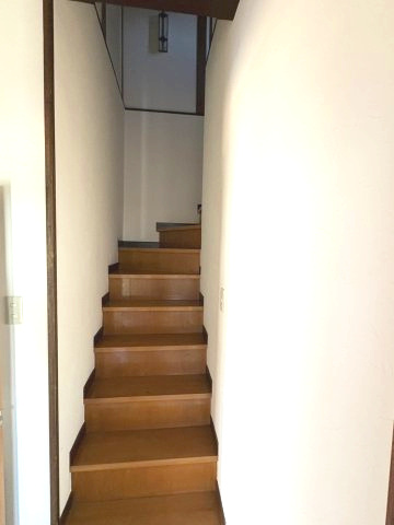 リフォームプランあり・平成4年改修1LDK～松本市筑摩2丁目～のその他|手すりが設置された木製階段で、上部に照明があります