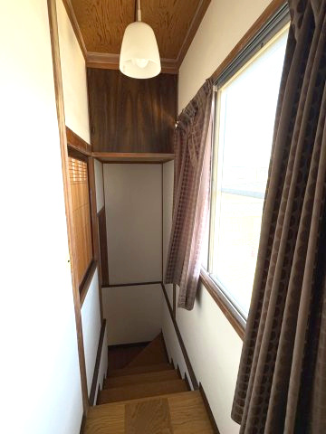 リフォームプランあり・平成4年改修1LDK～松本市筑摩2丁目～のその他|2階通路には大きな窓があり、採光が確保されています