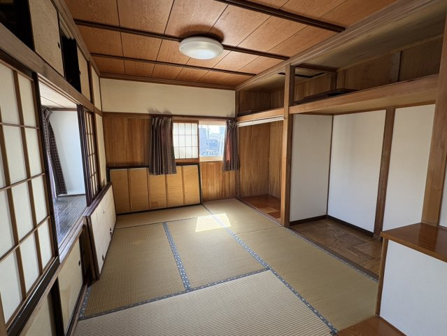 リフォームプランあり・平成4年改修1LDK～松本市筑摩2丁目～の和室|畳の横に板の間が並び、木製の柱がアクセントの和室です