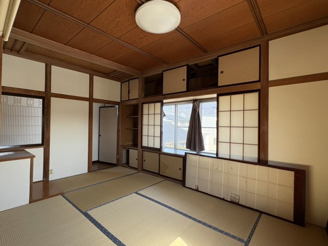 リフォームプランあり・平成4年改修1LDK～松本市筑摩2丁目～の和室|障子越しに採光がとれる、天井の梁が特徴的な和室です