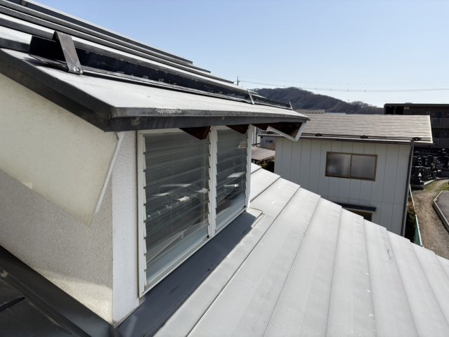 リフォームプランあり・平成4年改修1LDK～松本市筑摩2丁目～の外観|屋根の勾配部分に、採光のための天窓が設置されています