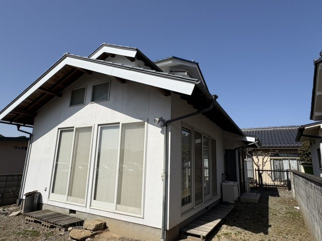 リフォームプランあり・平成4年改修1LDK～松本市筑摩2丁目～の外観|南面に大きな窓が並び、採光が確保された外観です