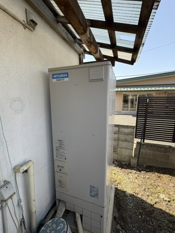 リフォームプランあり・平成4年改修1LDK～松本市筑摩2丁目～の発電・温水設備|屋外に設置された、三菱電機製のエコキュート本体です