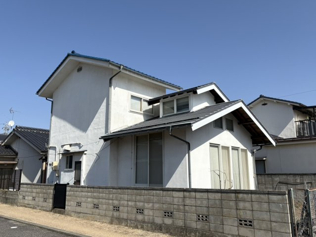 リフォームプランあり・平成4年改修1LDK～松本市筑摩2丁目～の外観|周辺の建物と距離があり、空が大きく見える2階建ての住宅