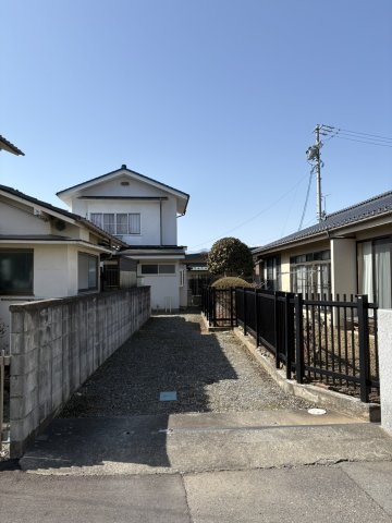 リフォームプランあり・平成4年改修1LDK～松本市筑摩2丁目～の前面道路含む現地写真|敷地入口から玄関まで、高低差の少ない平坦な通路です