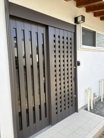 リフォームプランあり・平成4年改修1LDK～松本市筑摩2丁目～の玄関|和の風合いを感じさせる、格子デザインの引き戸を採用