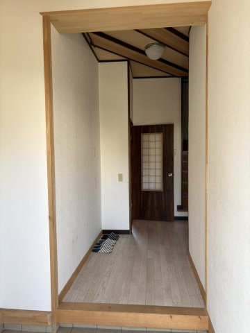 リフォームプランあり・平成4年改修1LDK～松本市筑摩2丁目～の玄関|玄関扉を開けると、木目調の上がり框が正面にあります