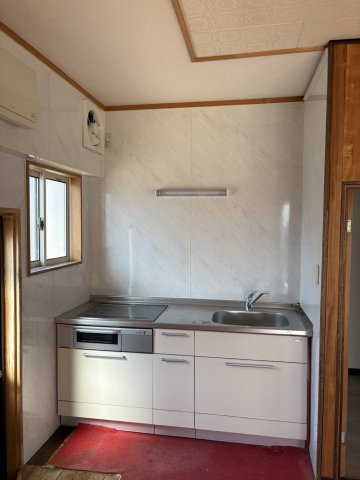 リフォームプランあり・平成4年改修1LDK～松本市筑摩2丁目～のキッチン|壁付け型のキッチンで、作業スペース横に窓が配置されています