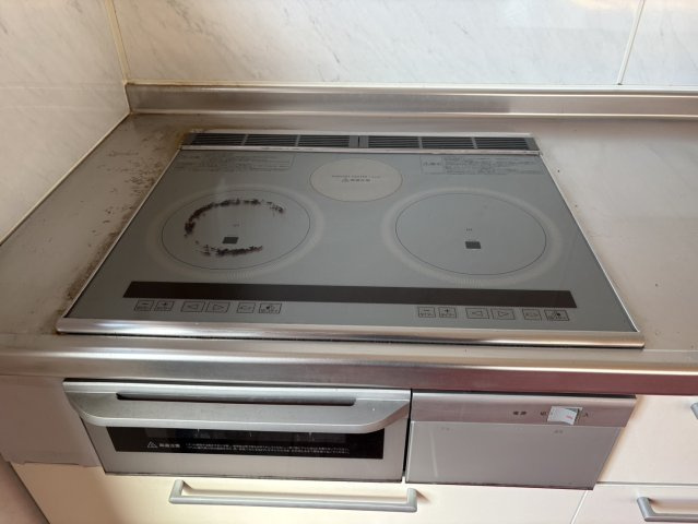 リフォームプランあり・平成4年改修1LDK～松本市筑摩2丁目～のキッチン|フラットな天板のIHクッキングヒーターを設置しています