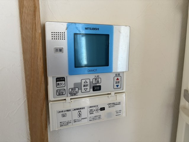 リフォームプランあり・平成4年改修1LDK～松本市筑摩2丁目～の発電・温水設備|壁面に三菱電機製の電気温水器「DIAHOT」が設置されています