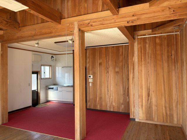 リフォームプランあり・平成4年改修1LDK～松本市筑摩2丁目～のキッチン|木の質感を活かした柱や梁が露出したデザインの室内です