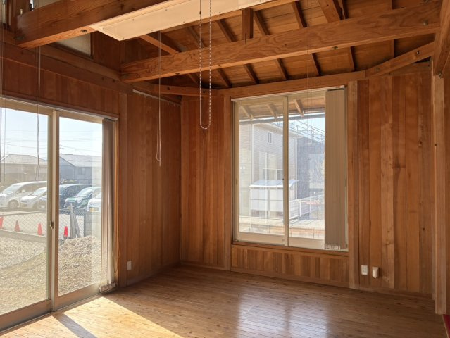 リフォームプランあり・平成4年改修1LDK～松本市筑摩2丁目～の居間・リビング|2面に窓があり、木目が壁一面に広がるナチュラルな内装です