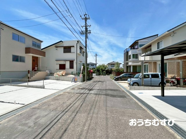 春日井市高森台5丁目(全2棟)の前面道路含む現地写真