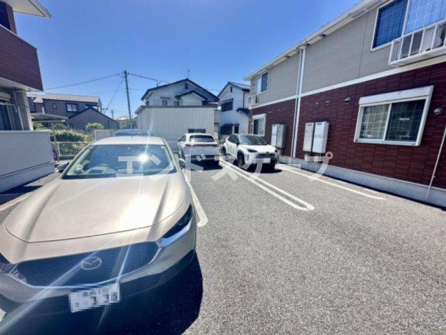 ラ・ストラーダＢの駐車場|高崎、前橋のお部屋探しはエンドスケープまで！お客様の理想お聞かせ下さい♪