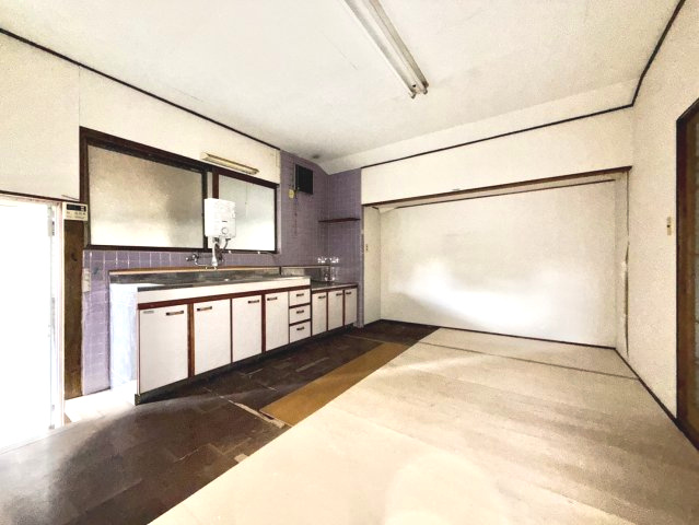 飯塚市長尾 中古戸建住宅 ＋ 倉庫のキッチン|14.7帖のLDK