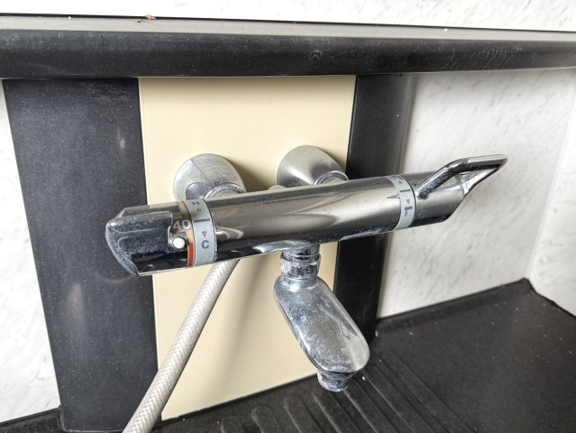 飯塚市長尾 中古戸建住宅 ＋ 倉庫の浴室|温度調節ができるサーモ式のシャワー水栓