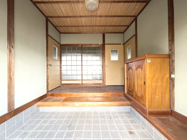 飯塚市長尾 中古戸建住宅 ＋ 倉庫の玄関|玄関スペース
