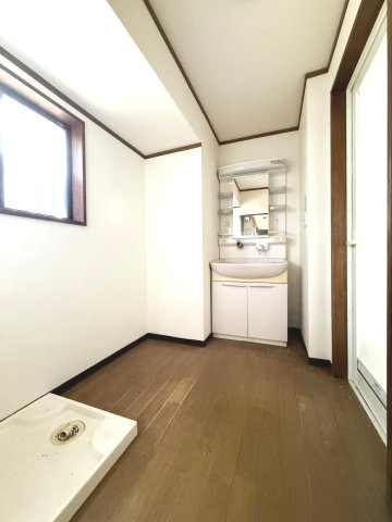 飯塚市長尾 中古戸建住宅 ＋ 倉庫の脱衣所|独立洗面所