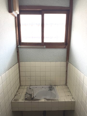 飯塚市長尾 中古戸建住宅 ＋ 倉庫の内装|トイレ横の手洗い洗面