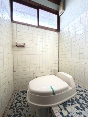 飯塚市長尾 中古戸建住宅 ＋ 倉庫のトイレ|汲み取り式のトイレ