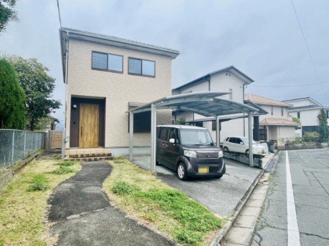 【外観】 | 太宰府市青葉台４丁目　戸建て | 落ち着いた住宅街の戸建てです
駐車3台以上可能(車種による)で通勤や来客時も安心◎