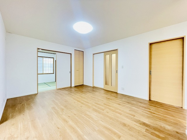 【居間・リビング】 | 太宰府市青葉台４丁目　戸建て | リビングと面した和室は目が届きやすく、お子様の部屋や寝室としてもご使用頂けます