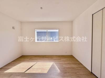 【洋室】 | 豊橋市西高師町 新築一戸建て 1号棟 | 個人の部屋や寝室として使える洋室です