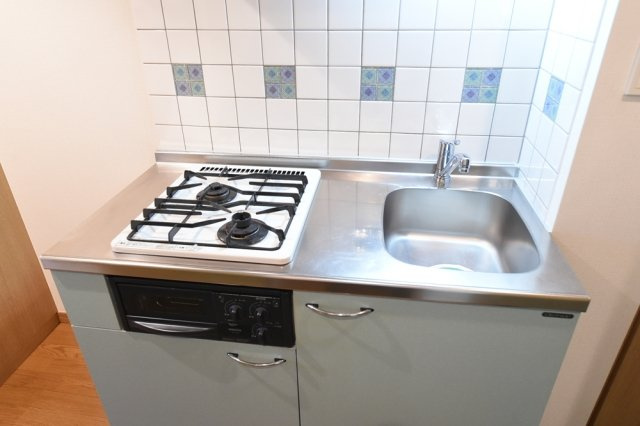 ルーブル学芸大学弐番館のキッチン|システムキッチン（2口ガスコンロ・グリル付）