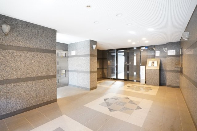 ルーブル学芸大学弐番館のロビー