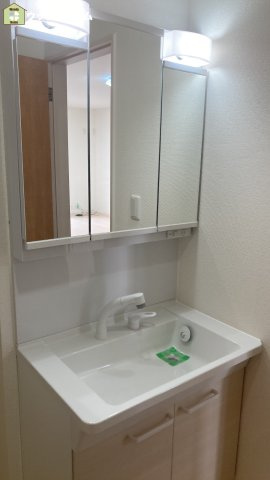 草加市谷塚仲町　中古一戸建ての独立洗面台