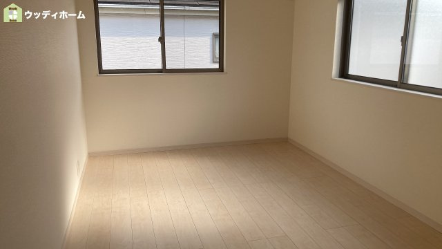 草加市谷塚仲町　中古一戸建ての洋室