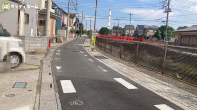 草加市谷塚仲町　中古一戸建ての前面道路含む現地写真