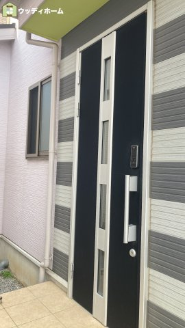 草加市谷塚仲町　中古一戸建ての玄関