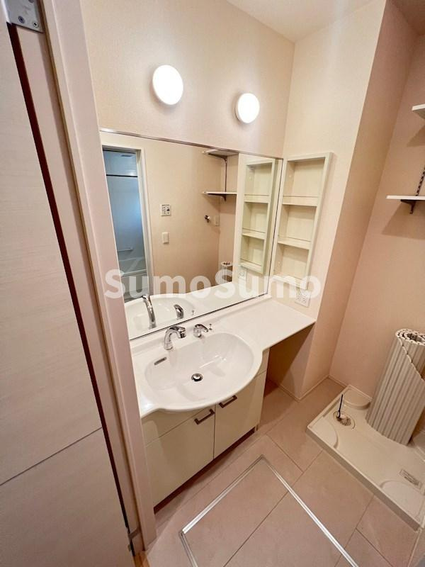 神戸6番館の独立洗面台|独立洗面台、朝の身支度には欠かせません