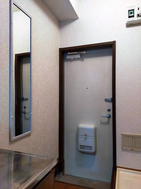 フラワーハイツの玄関