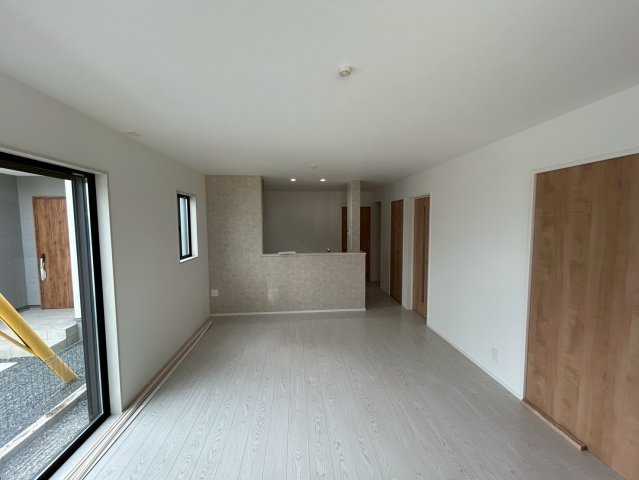 【居間・リビング】 | 南区元三町1丁目8号棟　新築戸建て