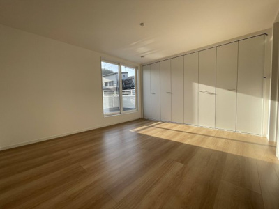 【洋室】 | 川西市松が丘町新築戸建 | ２階８．６帖洋室　
そのお部屋も窓の位置が少し高めなので、周りからの視線が気になりにくくなっています！