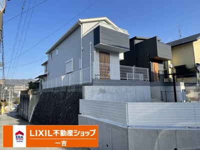 【外観】 | 川西市松が丘町新築戸建 | 現地（2026年３月）撮影
角地に建つ物件です