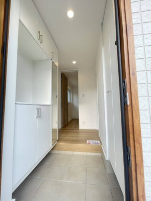 【玄関】 | 川西市松が丘町新築戸建 | お家への第一歩！明るい玄関です