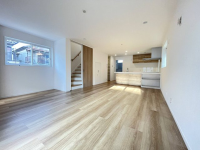 【居間・リビング】 | 川西市松が丘町新築戸建 | リビング階段のある明るく広いLDKは自然と家族が集まる素敵な空間です(*^-^*)