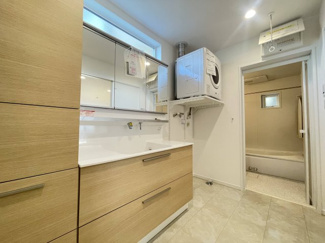 【脱衣所】 | 川西市松が丘町新築戸建 | 大きな収納付きの広い洗面台　ランドリースペースもあります